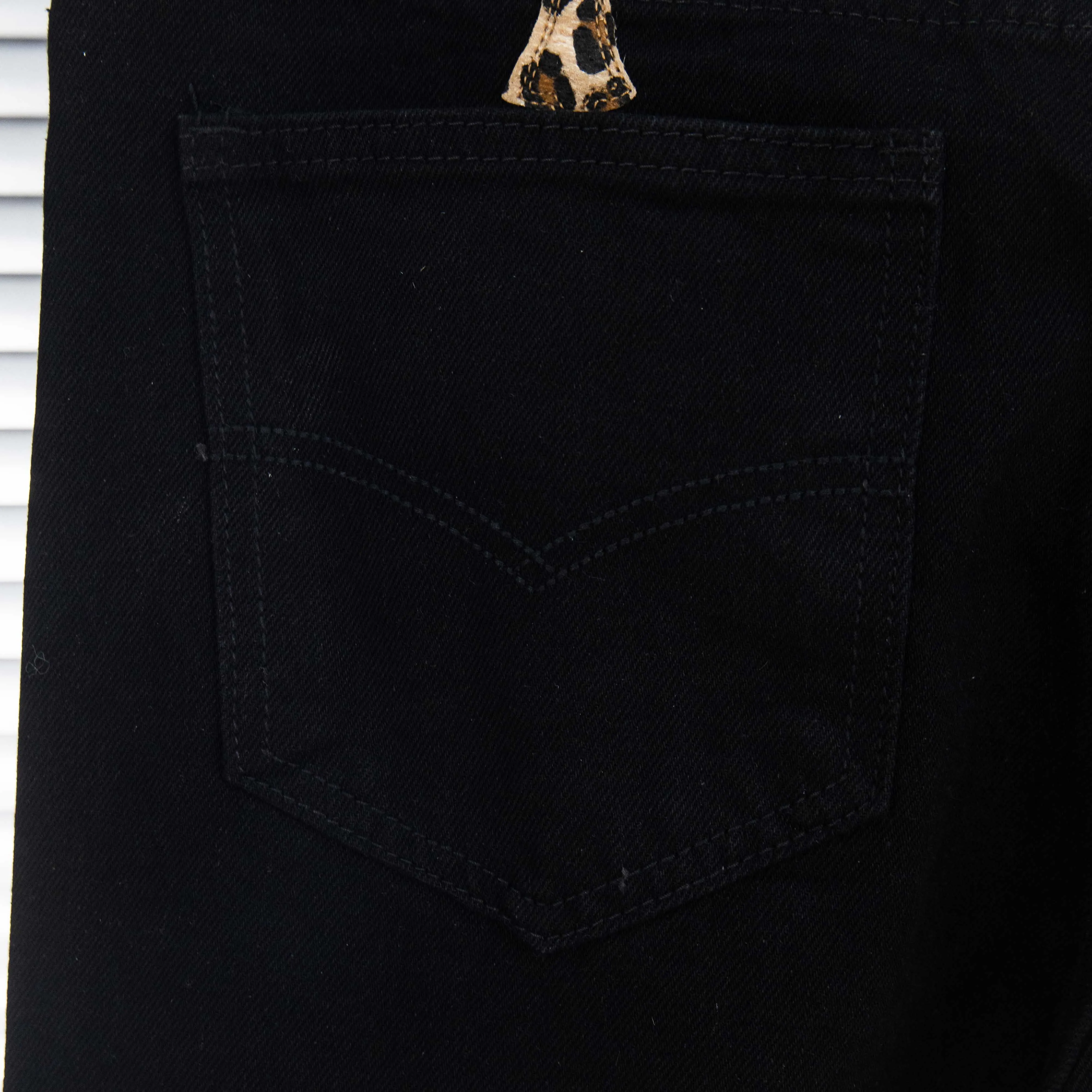 P240 Chrome Hearts black denim jeans with purple leopard print. CH jeans need to be washed and then disassembled and hand-stitched with sheepskin cross leather and then spliced ​​together. The whole piece has too many craftsmanship to explain. The patchwork cross pattern is embellished, and the high-waisted washed jeans! ! Absolutely high-end luxury products, god-level single products and super popular products, made with top heavy industry, a must-see magic weapon. Customized hardware. The fabric is thick and soft after washing. It has good breathability. Customized small leather label. Unique design. The details are simple and elegant, and the workmanship is exquisite. The entire trousers are neatly routed and the details are in place! It’s so cool that both men and women can easily control the genderless trend! Style number: 1798# Color: black Size: 28 30 32 34 36
